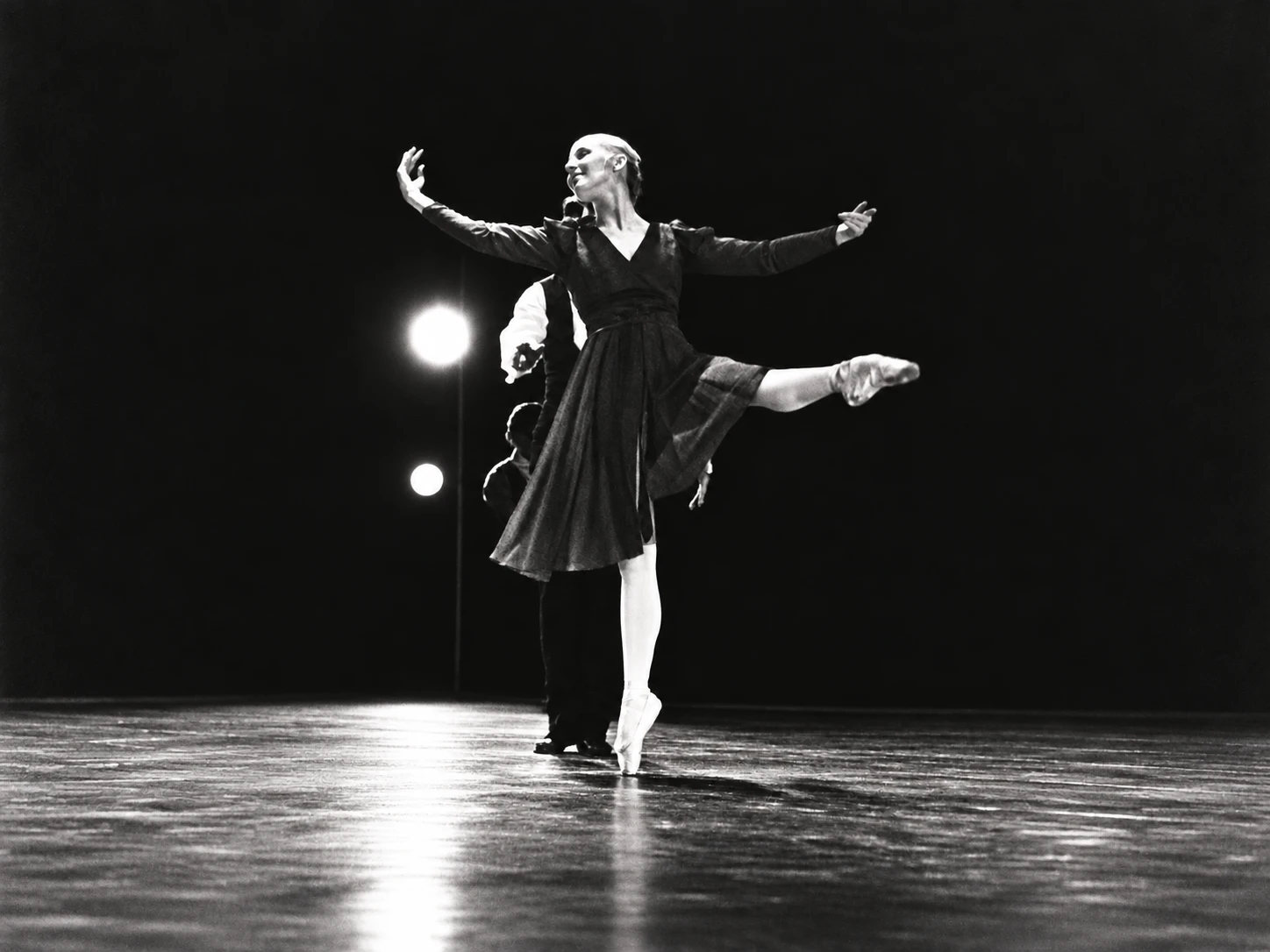 Una raíz en el ballet · Fotografía del archivo CAT; laterales ampliados con IA