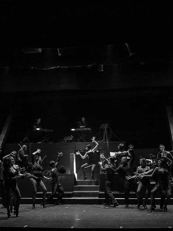 Ensayo de teatro musical para adultos de CABARET, imagen promocional creada con IA